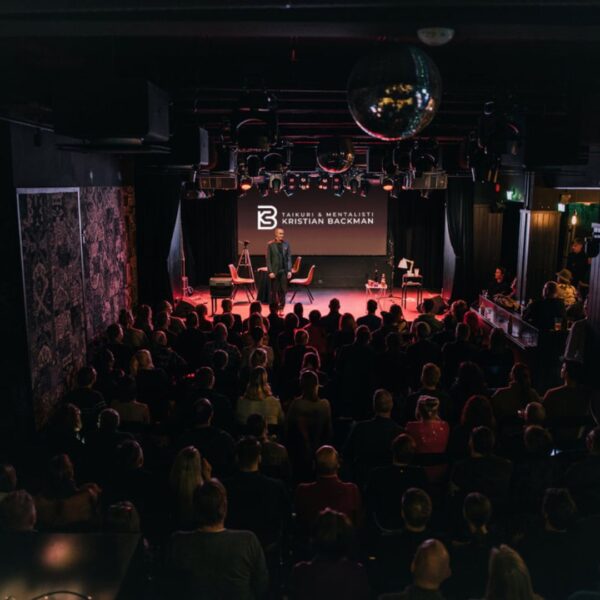 Tajunnanräjäyttäjä lavashow ™Kristian Backman