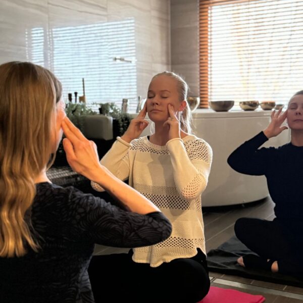 Tasapainoa tukeva ryhti- ja kasvojumppa ™HolWe Oy